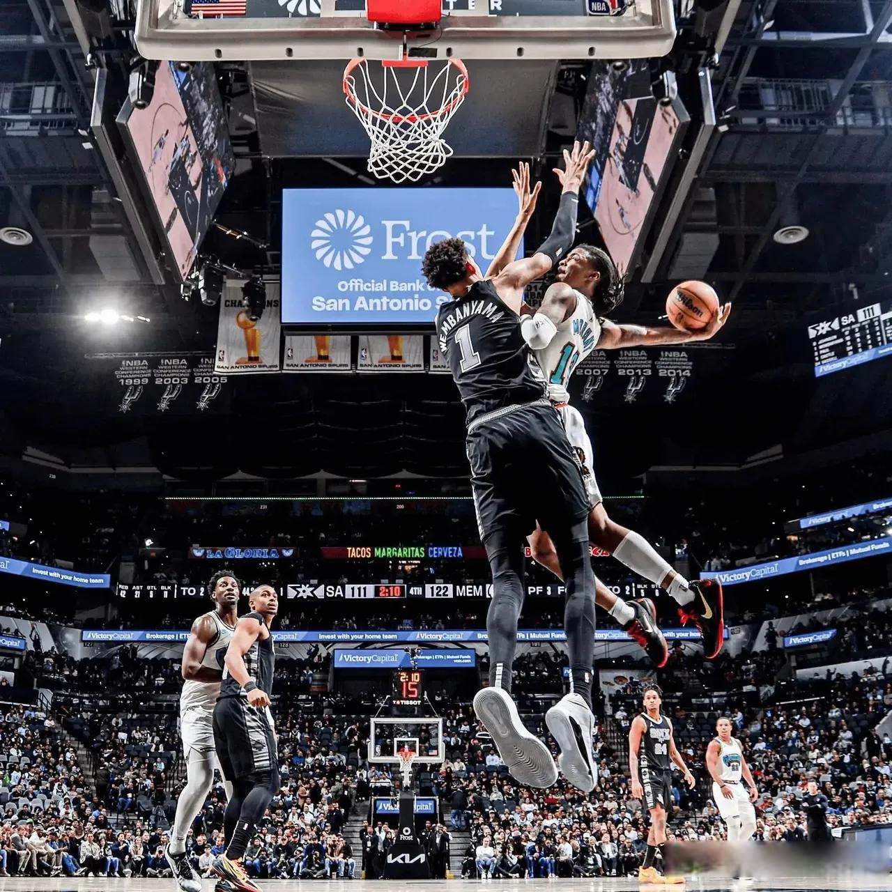 包含赛后体能课后；洛杉矶湖人战术微调备战欧超杯；悬念犹存；资深球员宣示担当的词条